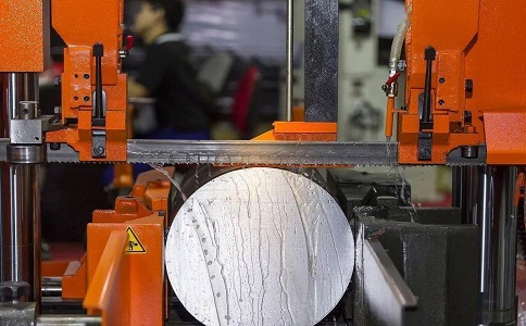 城中立式金属带锯床切削出现跑带故障解决方法！